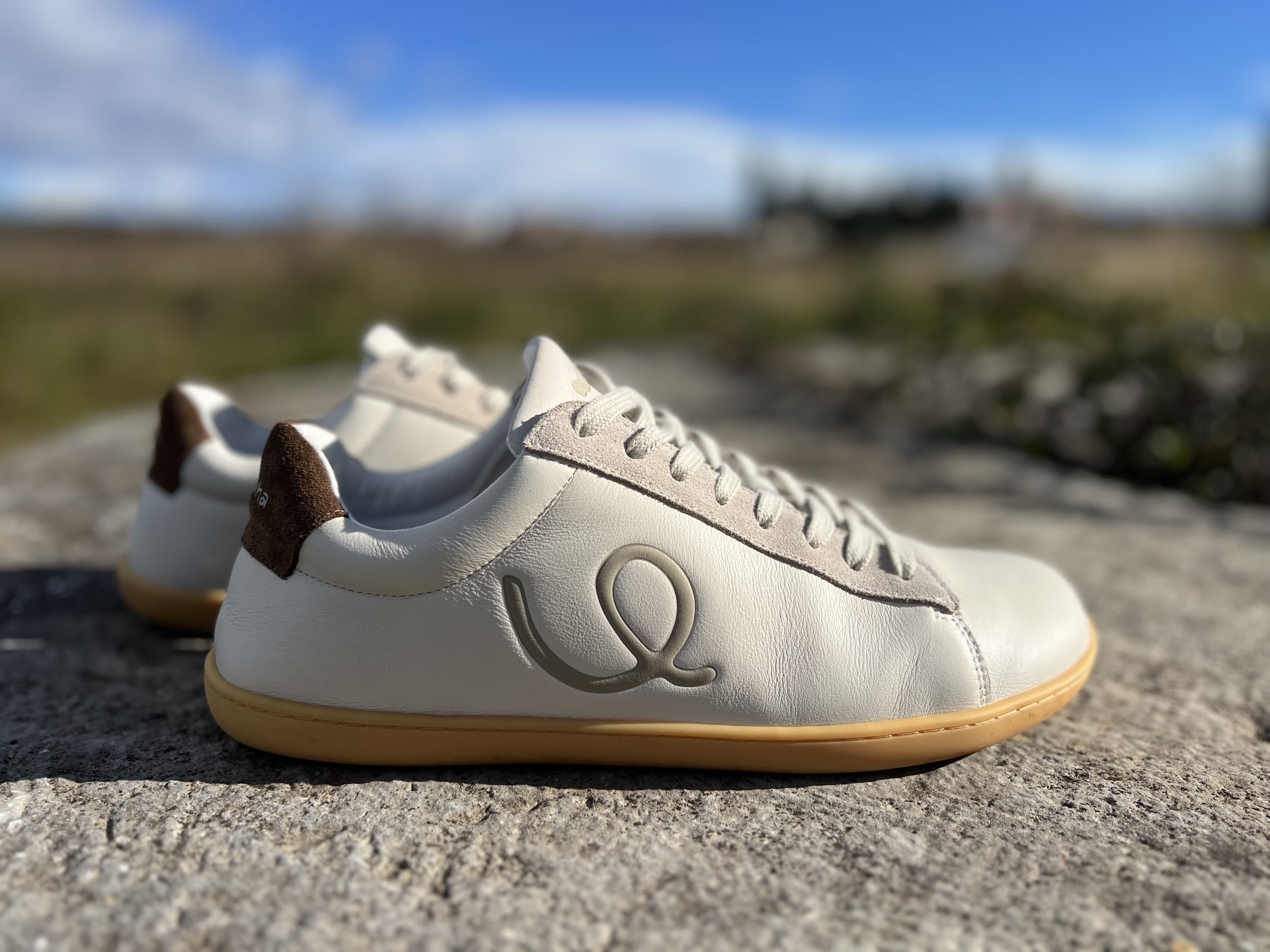 Zapatilla Gredha en entorno natural con fondo desenfocado