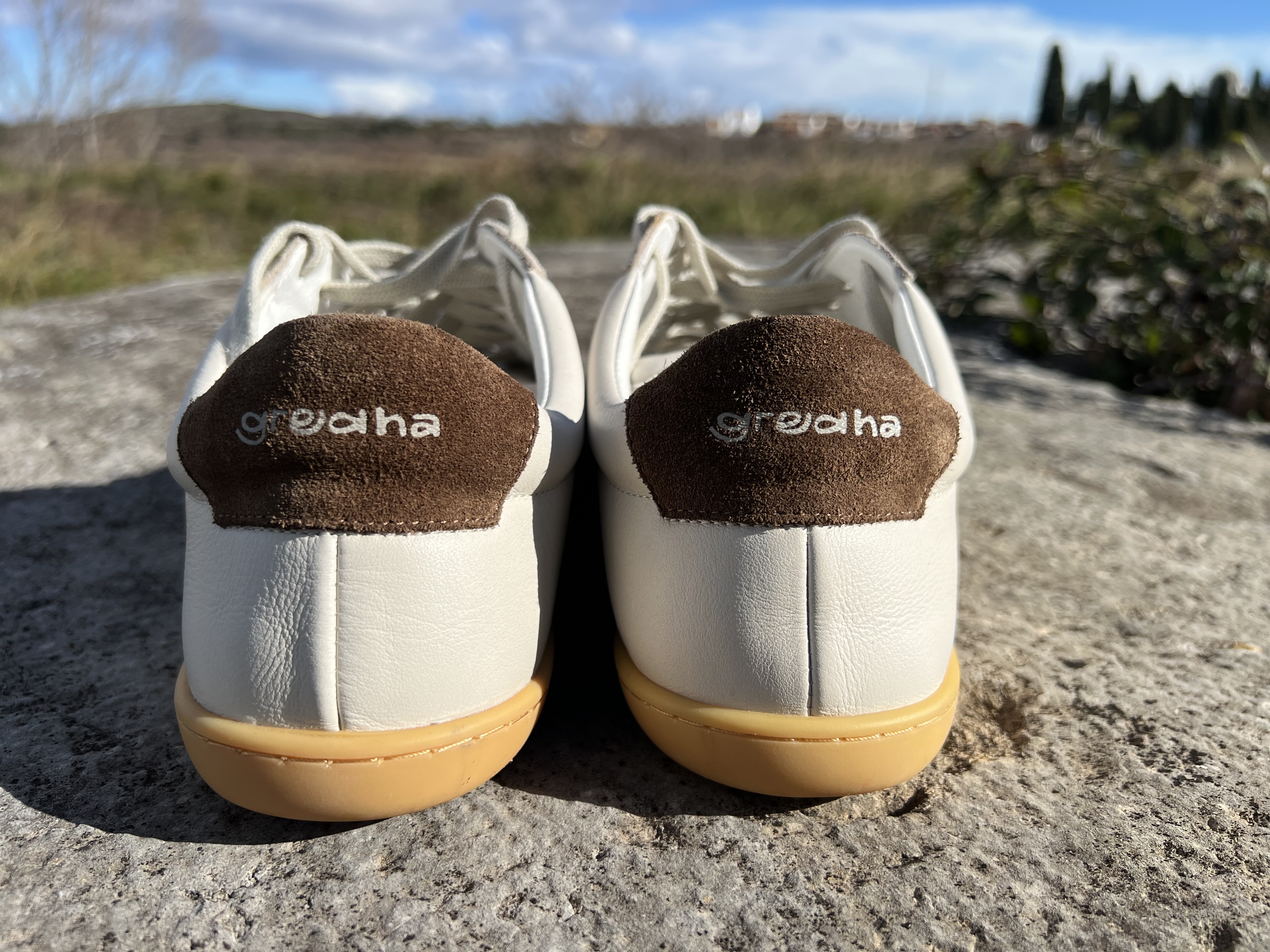 Detalle del talón de la zapatilla Gredha con grabado de marca en ante marrón